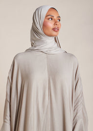 Ideal for summer events and trips abroad, this kaftan is light and airy, providing a cool and understated look. With its oversized design and slightly raised front, it is both lightweight and breezy. The neutral color is flattering for all body types. Neutral hue.