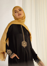 The embroidery featured on our Tayaat Abaya is inspired by Islamic architecture. Showcasing a reimagined geometric pattern on the bodice. Black.